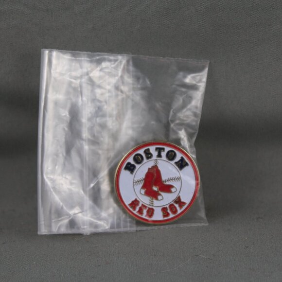 Boston Red Sox Pin (VTG) - Team Logo on White - Stamped Pin - Picture 3 of 3